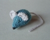 Mimi petite souris en laine bleu-pétrole et gris-clair tricotée main