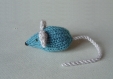 Mimi petite souris en laine bleu-pétrole et gris-clair tricotée main
