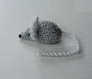 Mimi petite souris en laine grise & gris perle tricotée main