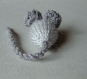 Mimi petite souris en laine gris-clair et gris-foncé tricotée main