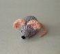 Mimi petite souris en laine grise & rose-thé tricotée main