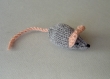 Mimi petite souris en laine grise & rose-thé tricotée main