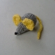 Mimi petite souris en laine grise & jaune tricotée main