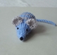 Mimi petite souris en laine bleu-ciel rayé gris tricotée main