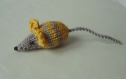 Mimi petite souris en laine grise rayures jaune tricotée main