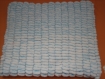 Couverture bebe laine maxis pompons blanche et bleue 
