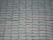 Couverture bebe laine maxis pompons blanche et bleue 