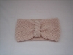 Bandeau cache oreille accessoirisee d'une tresse couleur poudre tricot fait main
