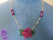 Charme - collier chaîne argentée pendentif rose en plastique fou et perle violettes mattes