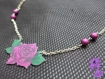 Charme - collier chaîne argentée pendentif rose en plastique fou et perle violettes mattes