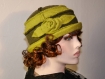 Bonnet très chaud en laine bouillie de coloris vert anis et kaki et ses fleurs sur le côté héléna 22