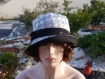Chapeau très chic en coton et polyester, ce chapeau bob est de couleur bleue et blanche sophia 15