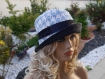 Chapeau très chic en coton et polyester, ce chapeau bob est de couleur bleue et blanche sophia 15