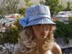 Chapeau très chic en coton et polyester, ce chapeau bob est de couleur bleu et blanc crème sophia 20