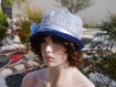 Chapeau très chic en coton et polyester, ce chapeau bob est de couleur bleu et blanc crème sophia 20