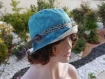 Chapeau très chic en coton et polyester, ce chapeau bob est de couleur bleue et blanche sophia 27