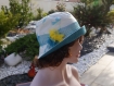 Chapeau très chic en coton et polyester, ce chapeau bob est de couleur bleue, jaune et blanche sophia 28
