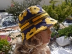 Chapeau très chic, ce chapeau bob est de couleur jaune et bleue marine sophia 38