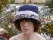 Chapeau très chic, ce chapeau bob est de couleur bleu marine et blanche sophia 45
