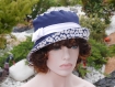 Chapeau très chic, ce chapeau bob est de couleur bleu marine et blanche sophia 45