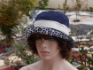 Chapeau très chic, ce chapeau bob est de couleur chamarrée bleu marine et blanche sophia 47