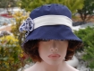 Chapeau très chic, ce chapeau bob est de couleur chamarrée bleu marine et blanche sophia 47