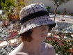 Chapeau très chic, ce chapeau bob est de couleur chamarrée pastel et noire sophia 80