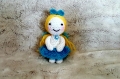 Mini poupée claire au crochet