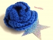 Broche rose bleue crochetée