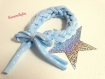 Chouchou bracelet bleu ciel  petits pois blancs (technique du fil de t-shirt)