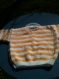 Polo jaune et blanc tricoté main, pour bébé taille 12 mois