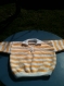 Polo jaune et blanc tricoté main, pour bébé taille 12 mois