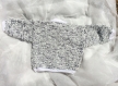 Veste grise à bouclettes blanches et grises tricotée à la main pour bébé, taille 12 mois.