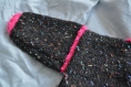 Gilet rose et noir chiné tricoté à la main, pour bébé taille 6 mois