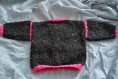 Gilet rose et noir chiné tricoté à la main, pour bébé taille 6 mois