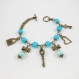 Bracelet perle de verre bleu métal bronze clé