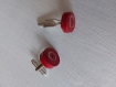 	parure  composée d’un sautoir de 112cm en perles de papier recyclé rouge et blanc et de boutons de manchette en papier recyclé rouge et blanc. modèles uniques, fabriqués à la main.