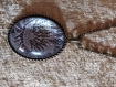 Colliers sur les longues chaînes. cabochon en dentelle sous verre. décoré en métal antique.