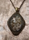 Collier chaîne courte. cabochon en dentelle sous verre. décoré en métal antique.