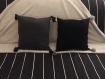Coussin decoratif moderne fait main à pompons, noir ou gris, dos uni 40 x 40