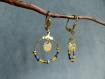 Petites créoles et perles de rocaille* bicolores bleu/ jaune* fermoir coquillage
