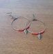 Boucles d'oreille créoles métal couleur bronze avec breloque feuille et perles rouge mat : rouge hippie