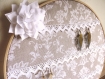 Porte bijoux - tambour à broder baroque beige et blanc
