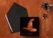Carte postale « choixpeau » illustrée d’un chapeau de sorcier sur fond noir en hommage à harry potter