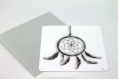 Carte postale « capteur de rêves » en gris, noir et blanc illustrée d’un attrape-rêves