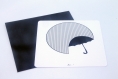 Carte postale « umbrella » à rayures graphiques noires illustrant un parapluie ouvert sous la pluie