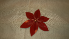 Fleur en cuir sur pince à utiliser comme broche ou pince à cheveux rouge