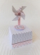 Boite à dragée forme trapèze avec moulin à vent personnalisables: graphisme blanc, gris et rose