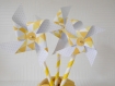 Vase décoratif et ses moulins à vent colorés: jaune, orange et blanc - vase original en origami et moulin à vent personnalisables