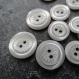 Lot de 25 boutons nacrés gris avec motif floral au centre - 5 de 14 mm et 20 de 11 mm